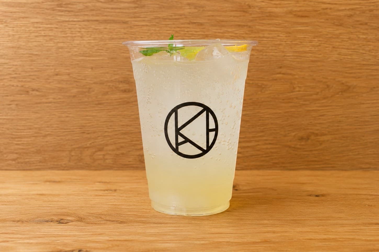 レモンとミントを添えたK-laboのレモネード