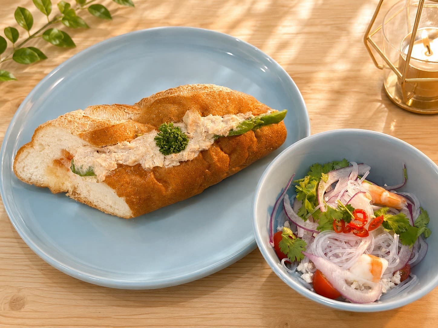 皿に盛り付けたK-laboのバインミーとサラダ