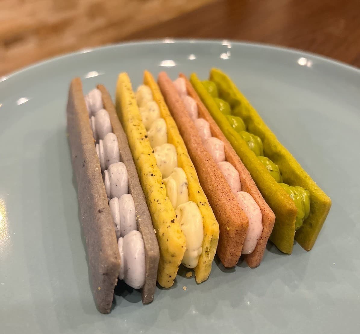 4色の生地でクリームをはさんだK-laboの彩りバターサンド